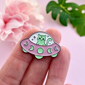 Black enamelled pin and pastel colors flying saucer with cat image 2