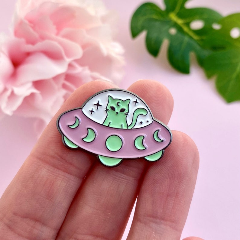 Black enamelled pin and pastel colors flying saucer with cat image 2