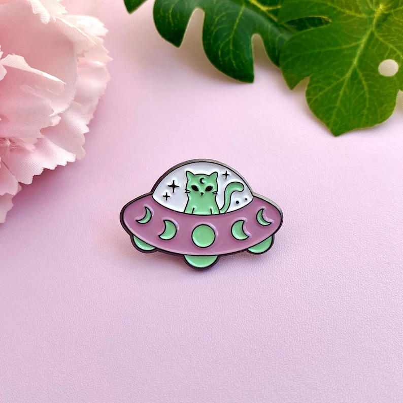Black enamelled pin and pastel colors flying saucer with cat image 1