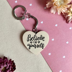Porte clés en bois forme coeur Believe in yourself
