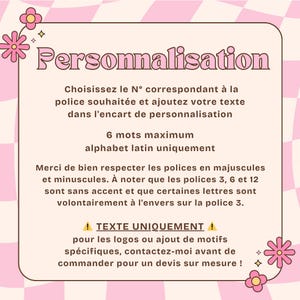 Puede incluir: Un fondo rosa y blanco a cuadros con un marco rosa. El marco contiene texto en franc&eacute;s, incluyendo "Personnalisation" e instrucciones de personalizaci&oacute;n, con un m&aacute;ximo de 6 palabras. Gr&aacute;ficos florales y estrellas decoran las esquinas.