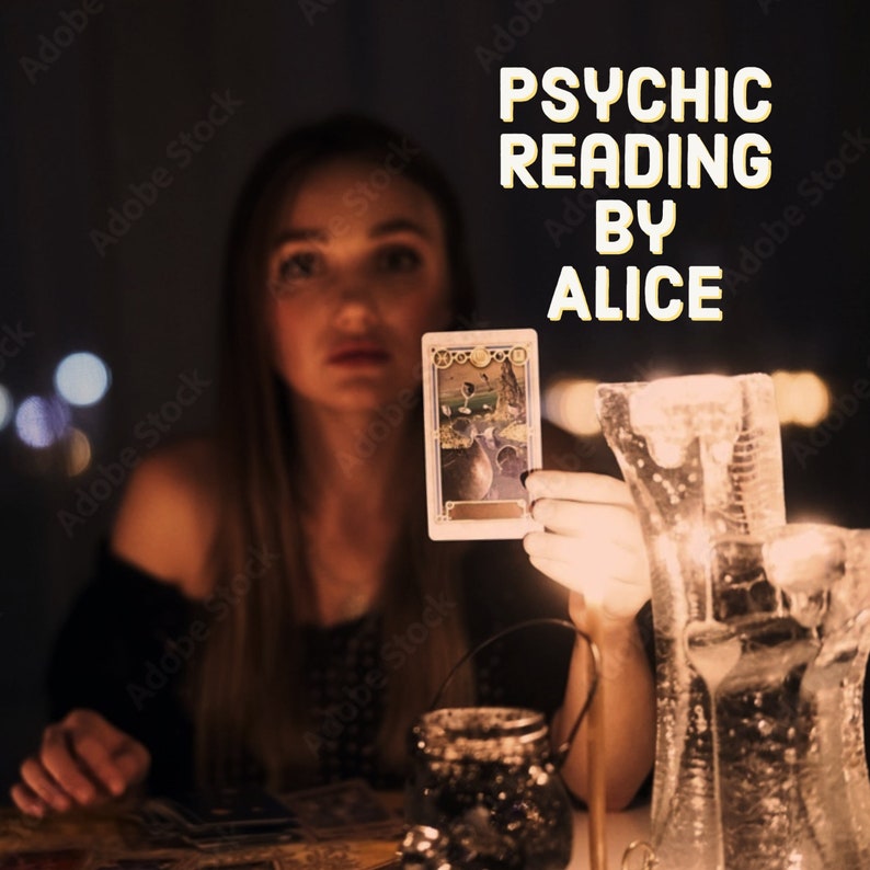 Puede incluir: Una mujer sostiene una carta del tarot frente a ella, con el texto "PSYCHIC READING BY ALICE" encima de ella. La imagen est&aacute; iluminada con una c&aacute;lida luz de vela.