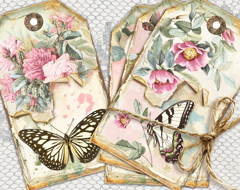 Pode incluir: Conjunto de seis etiquetas de presente de estilo vintage com um design floral e de borboleta. As etiquetas s&atilde;o feitas de papel e t&ecirc;m um aspeto desgastado. S&atilde;o amarradas com um barbante e t&ecirc;m furos para pendurar.