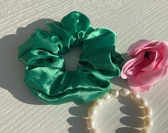 Scrunchie de corbata de pelo sedoso esmeralda verde, corbata de pelo vegana, accesorio para el cabello para mujeres, amantes de la naturaleza, scrunchie satinado, accesorio de corbata de pelo elástico