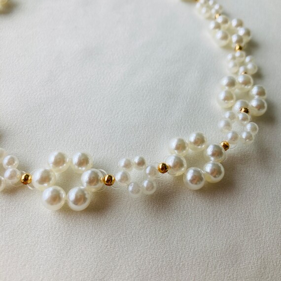 Delicate Beaded Necklace in Flower Pattern White Gold Faux