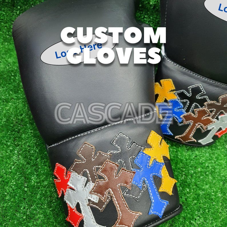 K&ouml;nnte beinhalten: Schwarze Handschuhe mit bunten Kreuzdesigns. Auf den Handschuhen steht der Schriftzug "CUSTOM GLOVES" und "CASCADE". Die Kreuze sind in verschiedenen Farben gehalten: Rot, Gelb, Blau, Braun und Grau.