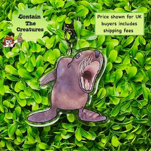 Op de afbeelding: Een rustiek houten bord met de tekst "Welcome to our home" in witte letters. Het bord heeft een verweerde afwerking en een eenvoudig, uitnodigend ontwerp, ideaal voor een veranda of entree.