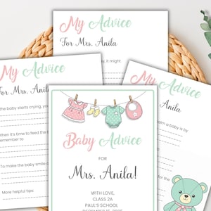 Puede incluir: Tarjetas de consejos para baby shower en colores pastel. Las tarjetas presentan el texto "My Advice" y "Baby Advice" para la Sra. Anila. La tarjeta central tiene ilustraciones de ropa de bebé. Las tarjetas están dispuestas en una cesta tejida.
