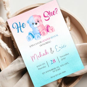 Puede incluir: Una invitación a un baby shower con un diseño de acuarela. La invitación presenta un esquema de color azul y rosa, un osito de peluche y el texto "He or She?" La invitación incluye los detalles del evento.