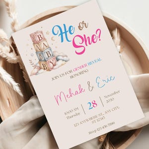 Puede incluir: Una invitación de revelación de género con el texto "He or She?" en escritura azul y rosa. La invitación incluye los nombres "Mehak & Eric", fecha, hora y dirección. Los elementos decorativos incluyen bloques de bebé y nubes.