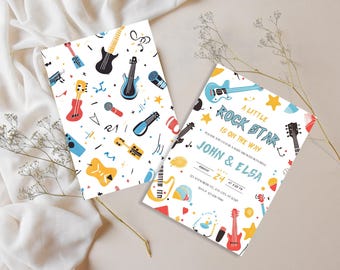 Könnte beinhalten: Zwei Einladungskarten mit einem musikalischen Thema. Eine Karte zeigt ein Muster aus Gitarren, Mikrofonen und Noten in verschiedenen Farben. Die andere Karte trägt den Text "A Little Rock Star Is On The Way" mit Veranstaltungsdetails.
