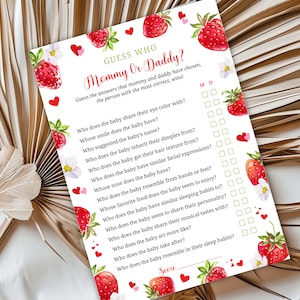 Puede incluir: Un juego de baby shower imprimible con temática de fresa. El juego pide a los invitados que adivinen quién, mamá o papá, comparte ciertos rasgos con el bebé. El juego incluye una tarjeta de puntuación para llevar un registro de las respuestas.
