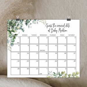 Puede incluir: Un juego de baby shower imprimible con un calendario para que los invitados adivinen la fecha de llegada de Baby Mackson. El calendario est&aacute; decorado con hojas verdes de eucalipto.