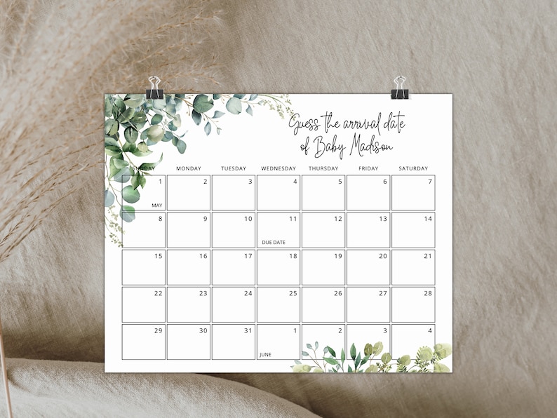 Puede incluir: Un juego de baby shower imprimible con un calendario para que los invitados adivinen la fecha de llegada de Baby Mackson. El calendario est&aacute; decorado con hojas verdes de eucalipto.