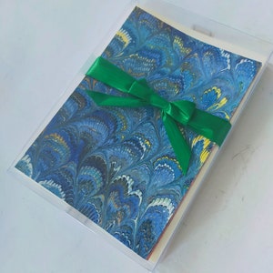 Conjunto de cartões planos marmorizados - Cartões e envelopes marmorizados à mão - Convites de casamento feitos à mão - Cartões com padrão de pavão - Conjunto de cartões exclusivo