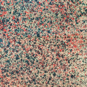 Könnte beinhalten: Abstrakter Hintergrund mit einem Muster aus kleinen roten, schwarzen und weißen Kreisen auf einer cremefarbenen Oberfläche.