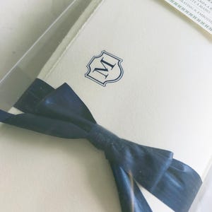 Papelería personalizada de lujo con monogramas en azul. Papel para escribir cartas y sobres. Papel para notas y sobres de estilo vintage.