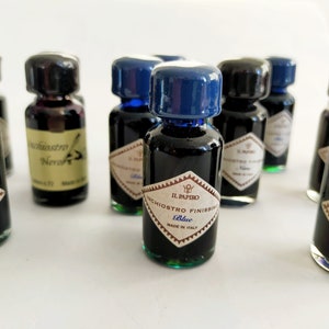 Piccola boccetta di inchiostro colorato