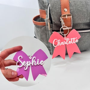 Kinderrucksack Namensschilder | Benutzerdefinierte Mädchen Name Bogen Schlüsselband | Schulbuchtasche Zubehör | Acryl Schlüsselanhänger | Party Tasche Favor | Strumpffüller