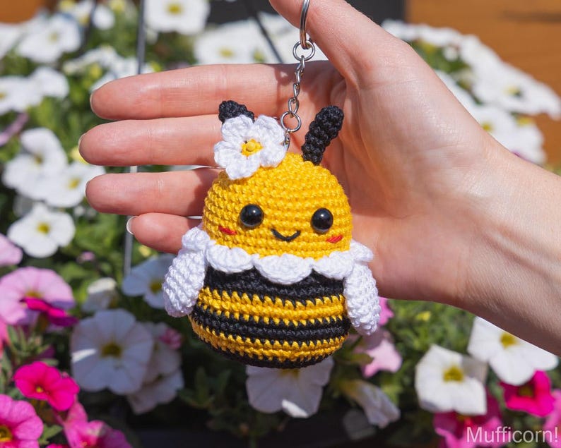 Crochet Bee Pattern, Amigurumi bee crochet keychain pattern, Crochet pattern bumble bee car hanger, Crochet animals pattern, Crochet flower image 8