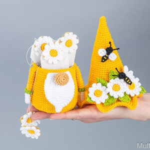 Häkelanleitung Zwerglein für Muttertag mit gehäkelten Blumen, gehäkeltes Bienenzwerg Amigurumi Muster, gehäkelte Frühlingsdeko, gehäkeltes Gänseblümchen Bild 9