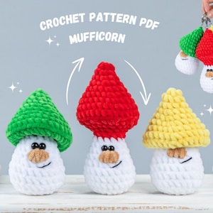 Könnte beinhalten: Häkelanleitung PDF für die Herstellung eines Mufficorns, einer niedlichen gehäkelten Pilzfigur. Die Anleitung enthält Anweisungen für die Herstellung von drei verschiedenen Pilzen in den Farben Rot, Grün und Gelb.