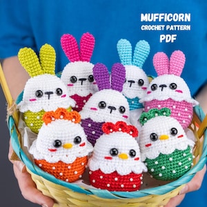 Könnte beinhalten: Ein Korb gefüllt mit bunten gehäkelten Osterhasen- und Küken-Amigurumi-Spielzeugen. Die Spielzeuge sind alle in verschiedenen Farben gehalten und haben süße Gesichter. Der Korb ist aus geflochtenem Weidengeflecht und hat ein blau-weiß gestreiftes Futter. Der Text "MUFFICORN CROCHET PATTERN PDF" ist in der oberen rechten Ecke des Bildes sichtbar.
