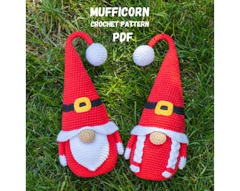 Puede incluir: Dos adornos de gnomos rojos tejidos a crochet con barbas, sombreros y detalles blancos. Cada gnomo tiene un cinturón negro con una hebilla dorada. El texto "MUFFICORN CROCHET PATTERN PDF" está en la parte superior de la imagen.