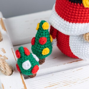 Kersthaakpatronen Kerstkabouters met kerstbomen, Kerstkabouters amigurumipatroon, Gehaakte kerstornamenten, Vakantiekabouter afbeelding 6