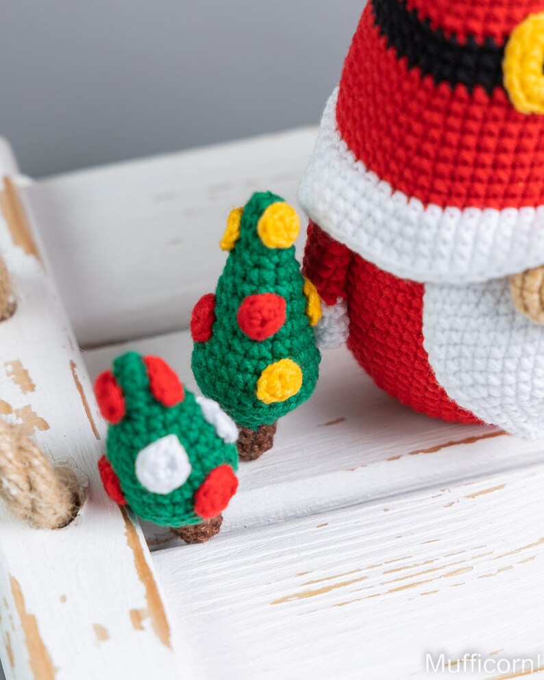 Kersthaakpatronen Kerstkabouters met kerstbomen, Kerstkabouters amigurumipatroon, Gehaakte kerstornamenten, Vakantiekabouter afbeelding 6