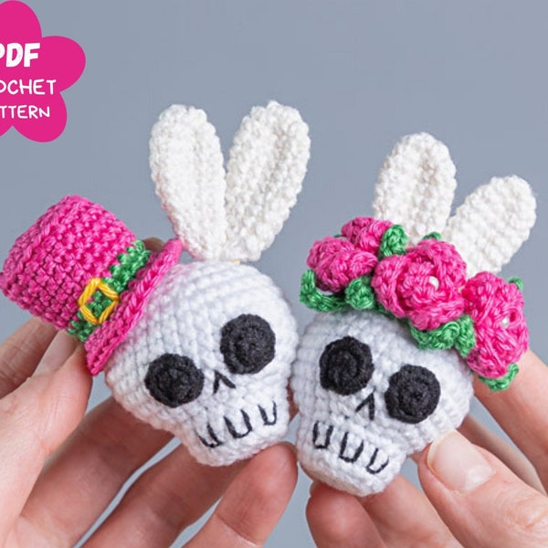 Modèles de crochet de Pâques porte-clés tête de mort avec fleurs, motif tête de mort au crochet, motif amigurumi tête de mort au crochet, motif porte-clés au crochet