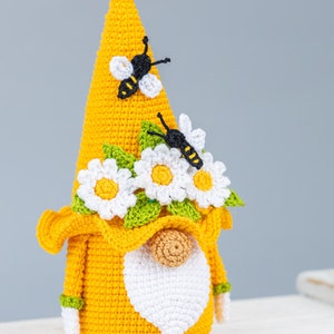 Häkelanleitung Zwerglein für Muttertag mit gehäkelten Blumen, gehäkeltes Bienenzwerg Amigurumi Muster, gehäkelte Frühlingsdeko, gehäkeltes Gänseblümchen Bild 2