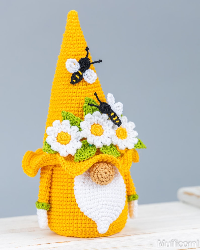 Häkelanleitung Zwerglein für Muttertag mit gehäkelten Blumen, gehäkeltes Bienenzwerg Amigurumi Muster, gehäkelte Frühlingsdeko, gehäkeltes Gänseblümchen Bild 2