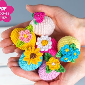 Puede incluir: Seis huevos de Pascua de ganchillo en varios colores y diseños de flores. Los huevos son rosas, amarillos, azules y blancos con flores de ganchillo rosas, amarillas, blancas y azules.