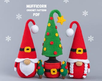 Può includere: Schema all'uncinetto per un albero di Natale e due gnomi. L'albero è verde con accenti rossi e gialli. Gli gnomi sono rossi con barbe bianche e cappelli neri. Lo schema si chiama "Mufficorn Crochet Pattern PDF".