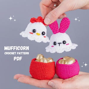 Könnte beinhalten: Häkelanleitung PDF für ein Amigurumi-Küken und -Häschen. Die Anleitung enthält Anweisungen zum Herstellen von zwei Körben gefüllt mit Schokoladeneiern.