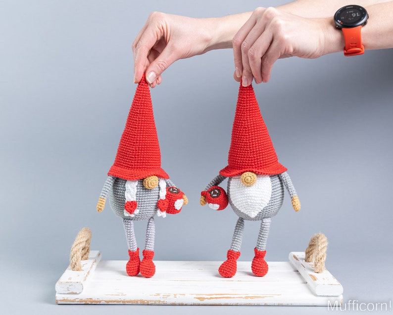 Gnomes au crochet avec des tasses, motif amigurumi au crochet, motifs au crochet pour la Saint-Valentin, cadeau au crochet pour couple, coeur au crochet image 9