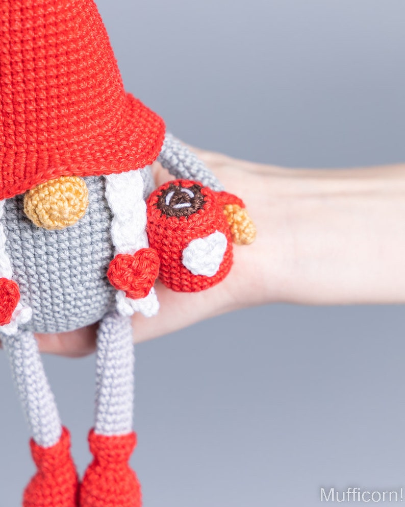 Gnomes au crochet avec des tasses, motif amigurumi au crochet, motifs au crochet pour la Saint-Valentin, cadeau au crochet pour couple, coeur au crochet image 7