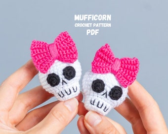 Halloween crochet pattern skull keychain with bow, Crochet skull pattern, Crochet Halloween amigurumi pattern, Crochet keychain pattern