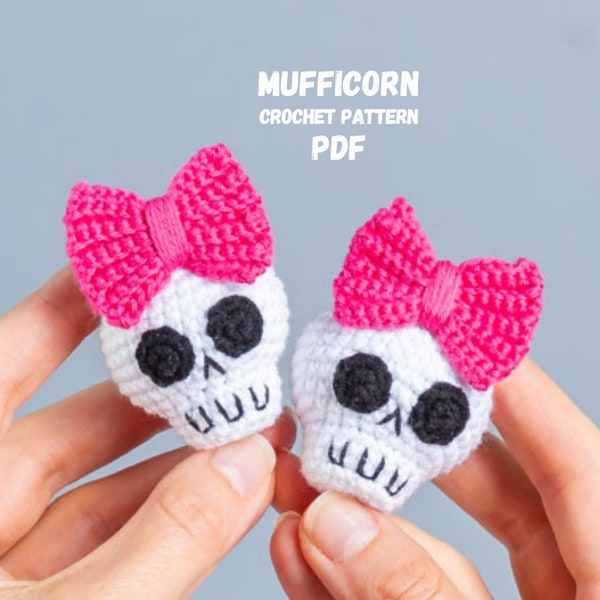 Halloween crochet pattern skull keychain with bow, Crochet skull pattern, Crochet Halloween amigurumi pattern, Crochet keychain pattern