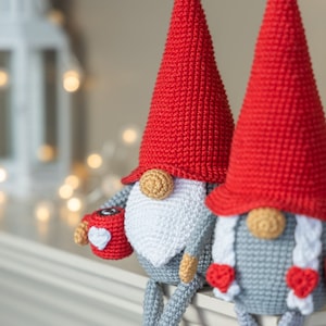 Gnomes au crochet avec des tasses, motif amigurumi au crochet, motifs au crochet pour la Saint-Valentin, cadeau au crochet pour couple, coeur au crochet image 4