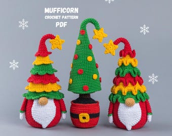 Può includere: Tre gnomi di Natale all'uncinetto a forma di albero di Natale. Gli gnomi sono verdi, rossi e gialli con barbe bianche. Gli gnomi indossano cappelli da Babbo Natale. Il testo "MUFFICORN CROCHET PATTERN PDF" è in alto nell'immagine.