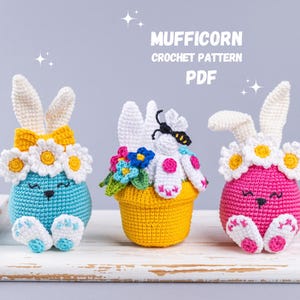 Può includere: Tre giocattoli amigurumi a forma di coniglio all'uncinetto in un vaso di fiori, blu, rosa e bianco, con il testo "MUFFICORN CROCHET PATTERN PDF" sopra.