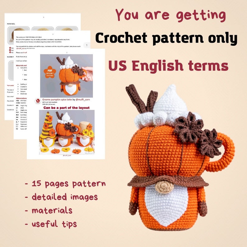 Puede incluir: Un patr&oacute;n de ganchillo para un gnomo de caf&eacute; con leche y especias de calabaza. El gnomo es naranja con barba blanca, cuello marr&oacute;n y crema batida blanca. La imagen incluye el texto "Crochet pattern only" y "US English terms."