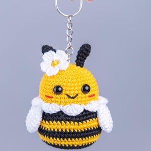 Crochet Bee Pattern, Amigurumi bee crochet keychain pattern, Crochet pattern bumble bee car hanger, Crochet animals pattern, Crochet flower image 6