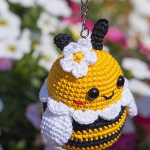 Crochet Bee Pattern, Amigurumi bee crochet keychain pattern, Crochet pattern bumble bee car hanger, Crochet animals pattern, Crochet flower image 7