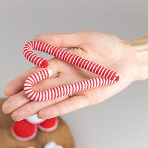 Puede incluir: Dos bastones de caramelo a rayas rojas y blancas. Los bastones est&aacute;n hechos de un material suave y texturizado. Estas decoraciones festivas son perfectas para la temporada navide&ntilde;a.
