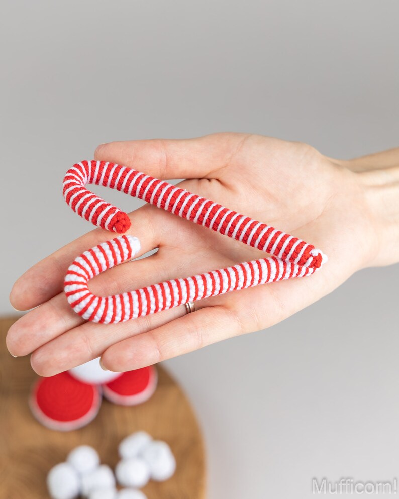 Puede incluir: Dos bastones de caramelo a rayas rojas y blancas. Los bastones est&aacute;n hechos de un material suave y texturizado. Estas decoraciones festivas son perfectas para la temporada navide&ntilde;a.