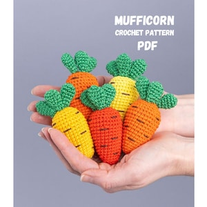 Könnte beinhalten: Gehäkelte Karotten in Orange, Gelb und Rot mit grünen Blättern. Der Text "MUFFICORN CROCHET PATTERN PDF" ist ebenfalls zu sehen. Die Karotten werden in Händen vor grauem Hintergrund präsentiert.
