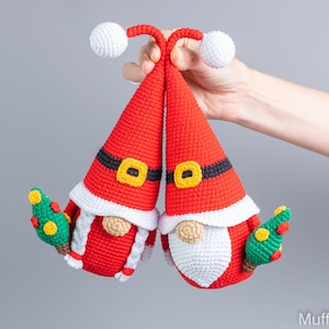 Kersthaakpatronen Kerstkabouters met kerstbomen, Kerstkabouters amigurumipatroon, Gehaakte kerstornamenten, Vakantiekabouter afbeelding 4